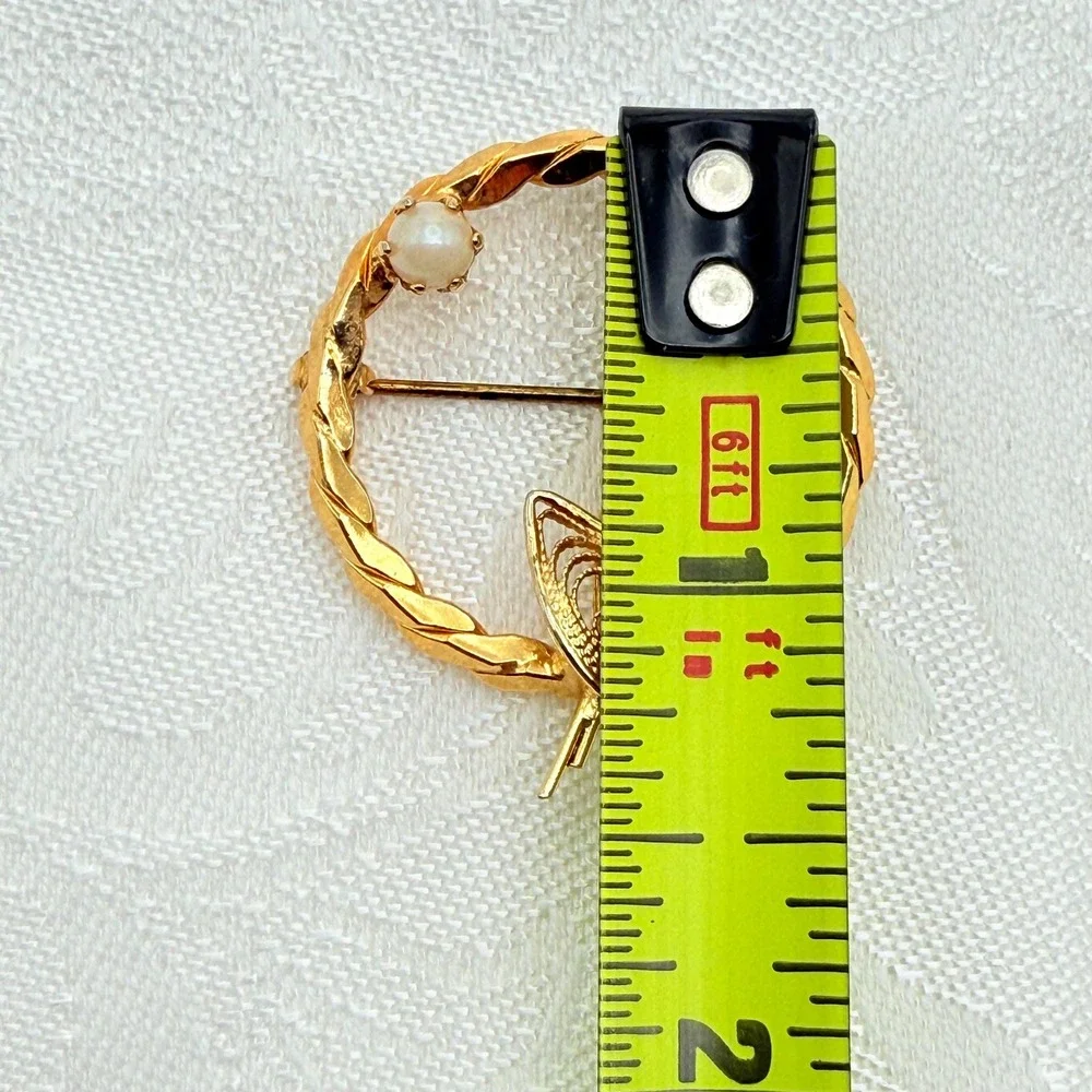 Vintage Leaf Filigree Spun Wire Work Circle Brooch Pin w/ Faux Pearl Center
